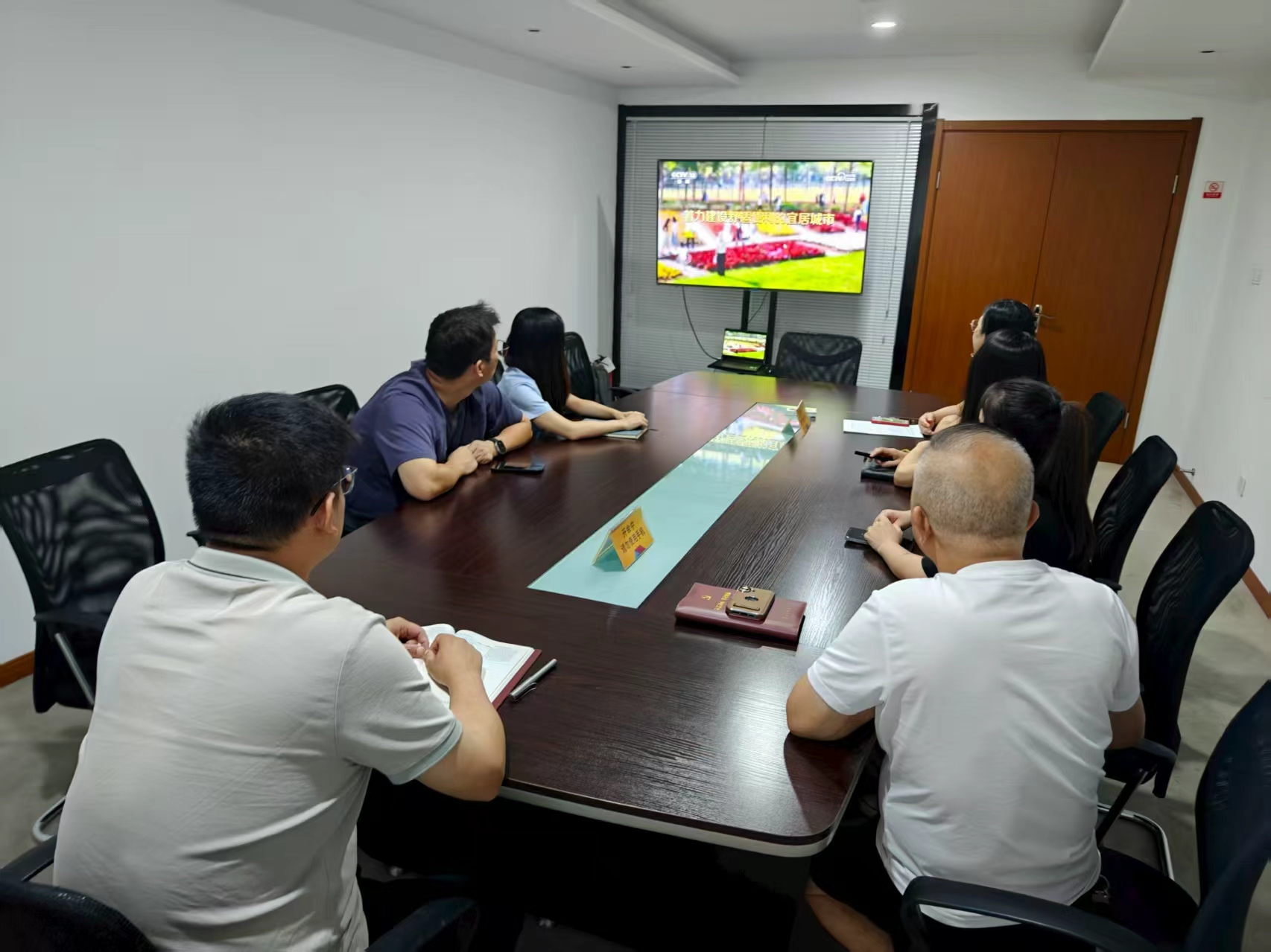 水晶城党支部开展8月党员固定活动